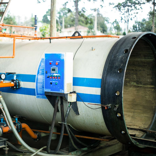 Imagem da máquina de autoclave que faz o tratamento nas madeiras.